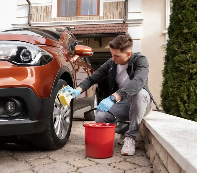 Lavage auto à domicile Cérences : professionnel intervenant sur un véhicule